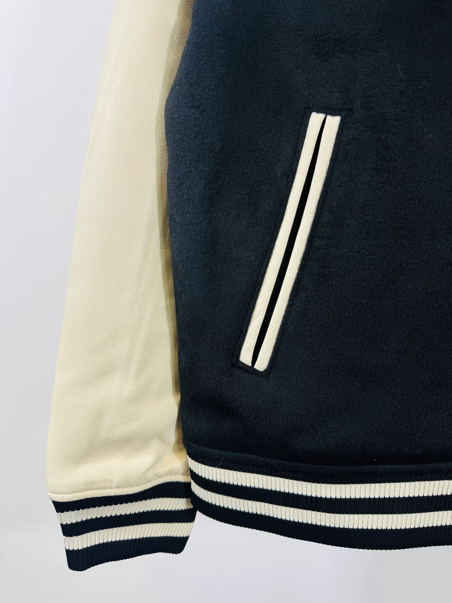 P520 top version 🐮 Real shot without P, ​​different from market products] Chrome Hearts 🍁Winter clothing is coming🍁 Sanskrit cross woolen leather sleeves spliced ​​baseball embroidered cotton jacket, heavy embroidery ➕ both sleeves and whole leather, counter synchronization, heavy industry! ! Customized version of thickened woolen fabric, silk lining, customized version of hardware, not the ordinary version on the market! ! Recommended colors: black and white color matching Code numbers: S, M, L, XL